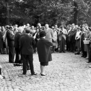 BOKRIJK, Limburg (Belgium), September 11, 1962. Visit the open air museum by the excursion participants of the 3rd Folklore Conference. Welcoming the excursion participants by the Museum Director Dr. WEJNS (in the group in the foreground: 2nd from the left). (In the group of listeners recognizable: Professor Dr. Leopold Schmidt (1912-1981), Director of the Austrian Museum of Ethnology in Vienna (in the middle of the group, in light coat).